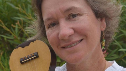 Samantha Muir é tocadora de ukulele e a nova convidada da OCM.   Foto DR