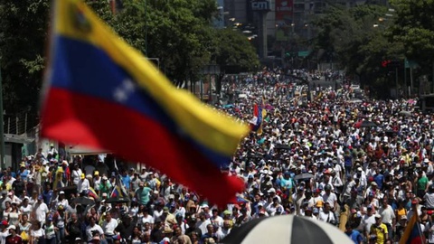 Em Caracas concentrou-se uma multidão de muitos milhares de pessoas.   Foto REUTERS/Ivan Alvarado