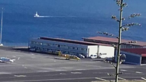 Avião encontra-se na pista do aeroporto, junto ao quartel dos bombeiros. Foto DR