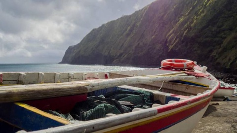 Embarcação afundou ao largo da Ilha Terceira.   Foto Shutterstock