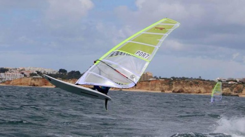 André Pontes ‘voou’ ontem para o segundo lugar do pódio do Mundial Techno 293 Plus. Foto Patrik Pollak