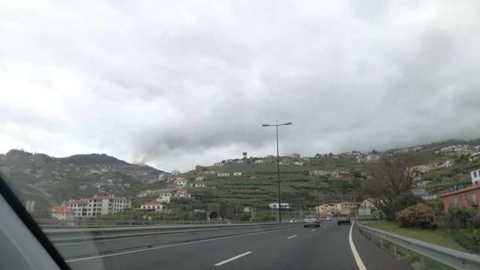 O fogo deflagrou ontem por volta das 18 horas.   Foto DR