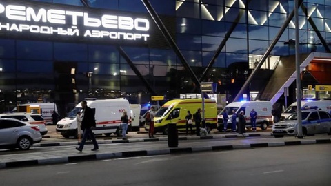 Ambulâncias aguardam fora do terminal de passageiros.   Foto REUTERS/Tatyana Makeyeva