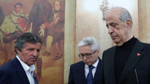 Joe Berado (D), com Luís Leite Ramos (C) e o seu advogado, André Luís Gomes (E). Foto ÁNTÓNIO COTRIM/LUSA