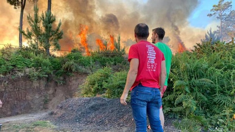 O fogo chegou ontem a ameaçar casas.   Foto DR