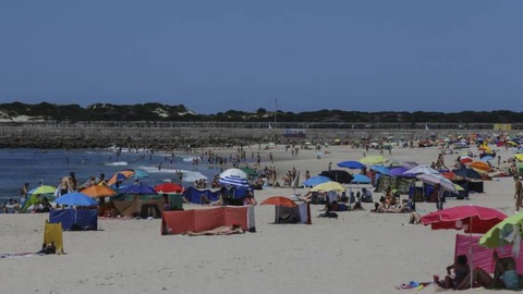 Hoje não deverá ser um dia muito bom para estar nas praias da costa portuguesa continental. Foto Tony Dias/Global Imagens