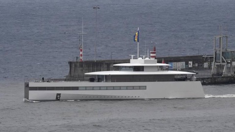 ‘Venus’ chegou ao Funchal às 9h30 e pelas 14 horas soltou amarras com destino a Palma de Maiorca. Foto Helder Santos/ASPRESS