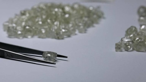 Muitos diamantes que chegam ao Ocidente continuam a ser retirados de forma ilegal. Foto REUTERS/Siphiwe Sibeko/Arquivo