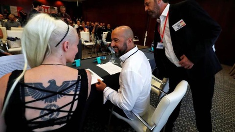 O líder da Nova Ordem Social, Mário Machado, ao lado de Francesca Rizzi do partido Autonomia Nazionalista, de Itália, durante a conferência em Lisboa.   Foto  REUTERS/Rafael Marchante