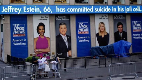 O exterior da cadeia de televisão Fox News a anunciar a morte de Jeffrey Epstein.   Foto REUTERS/Eduardo Munoz