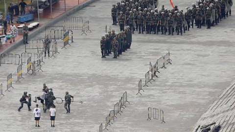 As tropas chinesas treinam numa grande praça uma acção de contra-manifestação.  Foto REUTERS/Thomas Peter