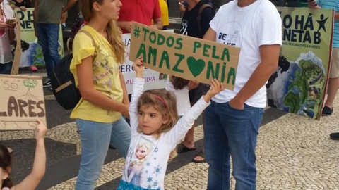 A Amazónia continua a arder e, um pouco por todo o mundo - também na Maderia, há acções de solidariedade e de protesto contra o governo brasileiro de Jair Bolsonaro. No Rio de Janeiro, milhares vieram à rua, com actores e cantores à frente, para pedir medidas ao governo. Na reunião do G7, em França, foram aprovadas ajudas de 20 milhões de euros para combater os fogos.