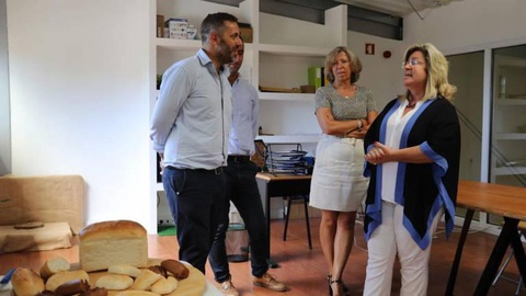 A secretária regional visitou, esta manhã, a empresa ‘Vitalglu’, sediada no Parque Empresarial de Câmara de Lobos.