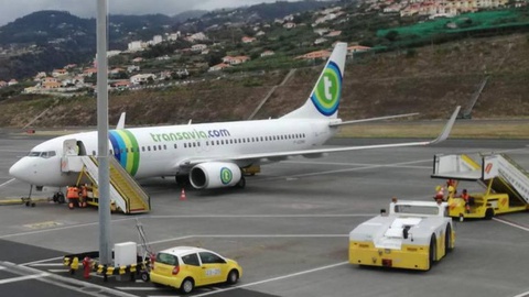 Para já os passageiros da Transavia aguardam, mas devem poder viajar ainda esta manhã.