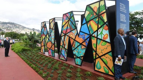 Em Julho do ano passado, foi inaugurado o momento escultórico de homenagem a Nelson Mandela, também na Av. do Mar. Foto Helder Santos/ASPRESS