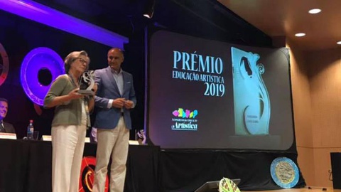 A professora Maragrida Lemos Gomes recebeu o ‘Prémio Educação Artística 2019’ pelo seu contributo em diversos projectos artísticos. 