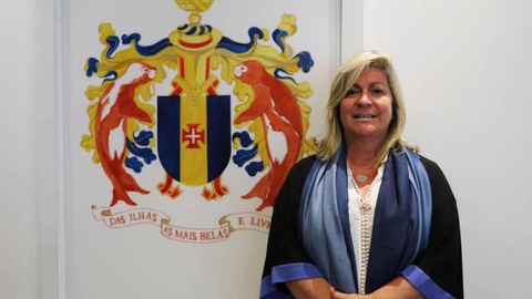 A secretária regional estará, amanhã, na loja ‘TinaFlor’ e no restaurante ‘Taberna do Petisco’.