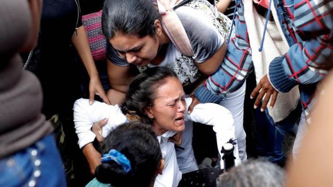 Familiares à porta do Centro de Detenção da Polícia Nacional, em Caracas, enquanto dentro ocorria um motim.   Foto REUTERS/Manaure Quintero