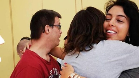 Os jovens portadores de deficiência não conseguiram esconder a alegria de ver ao vivo a modelo e namorada de Cristiano Ronaldo.