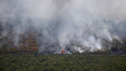 Os incêndios que têm provocado uma vasta nuvem de fumo tóxico na região, prejudicando a qualidade do ar e perturbando as ligações aéreas. FOTO Reuters