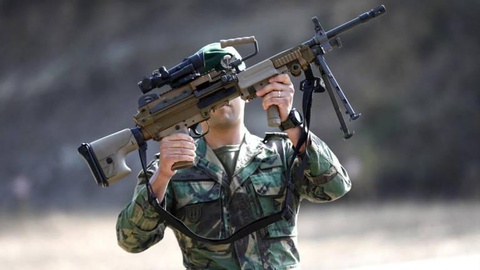 A espingarda automática ligeira SCAR (sigla em inglês de Special Operations Forces Combat Assault Rifle), considerada uma das mais modernas, vai equipar as Forças Armadas portuguesas, a partir de 2020, substituindo a velha G3 que está ao serviço desde 1962. Ao pesar 3,7 quilogramas, é mais leve do que a G3 (4,4 quilogramas), o que permite aos militares transportarem maior quantidade de munições.