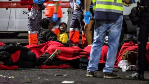 Migrantes resgatados na sexta-feira ao largo da ilha de Gran Canaria.  Foto REUTERS/Borja Suarez