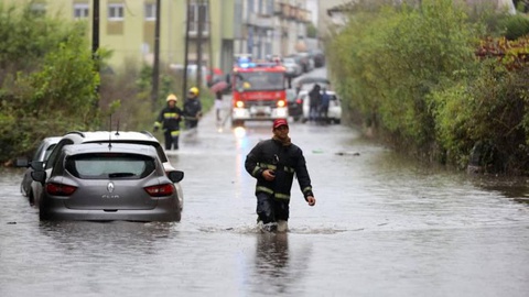 Tal como no Norte (na imagem, a situação em Braga), em Setúbal e no Alentejo a chuva intensa provocou inundações. Foto Paulo Jorge Magalhães/Global Imagens