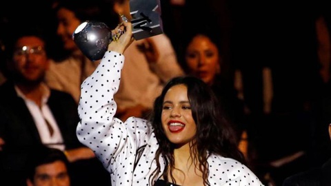Rosalia foi uma das premiadas da noite.   Foto REUTERS/Marcelo del Pozo