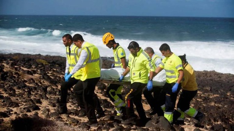 O barco naufragou numa área rochosa perto de Lanzarote, na quarta-feira. FOTO EPA