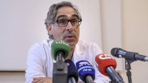 O médico da Unidade de Cuidados intensivos Neonatais, Daniel Virella, falou numa conferência de imprensa. Foto Lusa