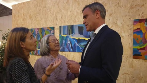 Eduardo Jesus, ontem, na ‘vernissage’ de homenagem à artista plástica Salomé Moniz, na galeria Marca D’Água.