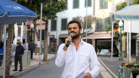 Ricardo Lume foi porta-voz de uma acção política levada, hoje, a cabo, na Rua Fernão Ornelas, no Funchal.