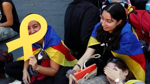 Centenas de jovens estudantes, anarquistas, independentistas e antimonárquicos catalães mantinham-se acampados no centro da cidade de Barcelona em protesto. FOTO Reuters