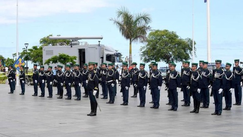 Os militares em parada, junto a um posto móvel do Sistema Integrado de Vigilância, Comando e Controlo (SIVICC).
