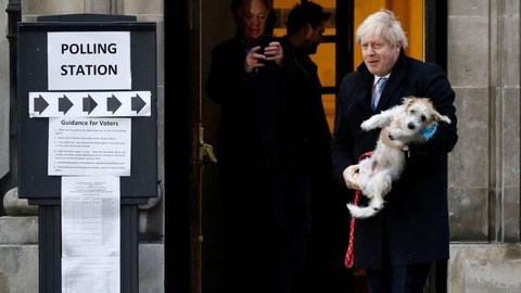 O primeiro-ministro britânico, Boris Johnson, deixa uma assembleia de voto no Methodist Central Hall, com seu cachorro Dilyn, após votar nas eleições gerais em Londres, Inglaterra, 12 de dezembro de 2019. REUTERS / Henry Nicholls