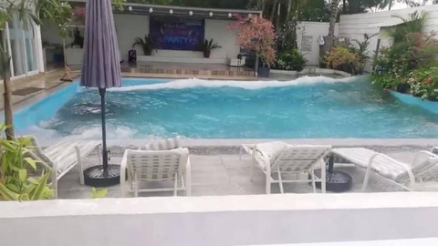 Piscina de um hotel nas Filipinas sacudida por um terramoto.    Foto SOJARAN GERG III/via REUTERS