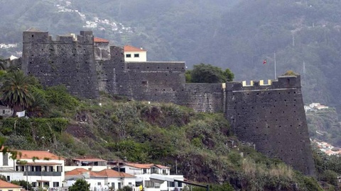 Edifícios como este estão isentos de pagar IMI. Os restantes prédios (privados) classificados dependerão da vontade dos municípios.   Foto Arquivo