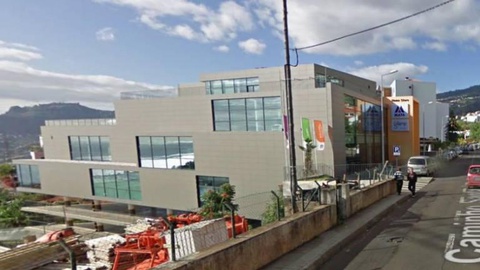 Parte da frente do estabelecimento e parte de trás do mesmo, no Travessa do Tanque.   Fotos Google Streetview