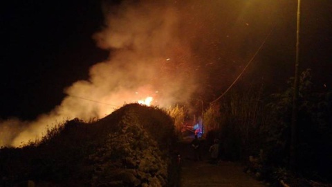 O incêndio continuou activo durante a noite.   Foto DR