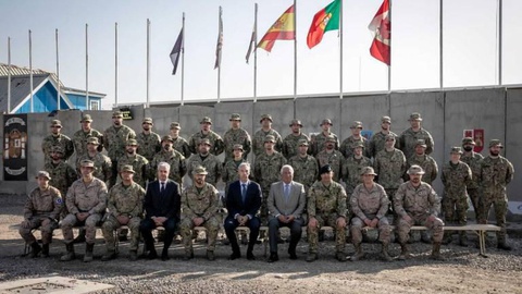 António Costa, acompanhado do ministro da Defesa Nacional, João Gomes Cravinho, durante a visita à base militar de Besmayah, em Dezmebro passado. FOTO EPA