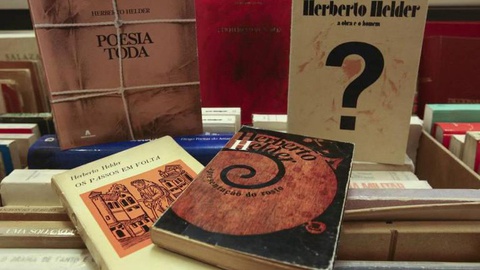 Um biografia do poeta madeirense Herberto Hélder está entre as novidades do próximo mês.&nbsp;