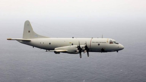 Força Aérea e Marinha vão levar 30 toneladas de mercadoria à ilha do grupo ocidental dos Açores, cujo maior porto ficou destruído após o furacão Lorenzo.