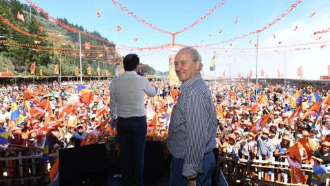 Miguel Albuquerque está de costas voltadas para Rui Rio.
