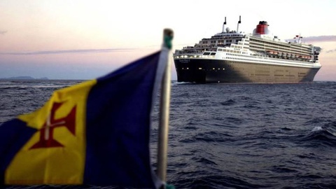 A 15 de Janeiro de 2004, faz quarta-feira 16 anos, o ‘Queen Mary 2’ fez no Porto do Funchal a sua primeira escala. A 14 de Abril faz do Funchal a sua última escala antes de terminar viagem de 99 dias.   Fotos Arquivo/Manuel Nicolau/Gregório Cunha