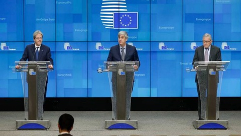 Paolo Gentiloni, Mario Centeno e Klaus Regling numa conferência de imprensa, após reunião do Eurogrupo, em Bruxelas. FOTO EPA