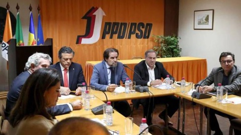 Os delegados da Madeira são escolhidos pela Comissão Política Regional.