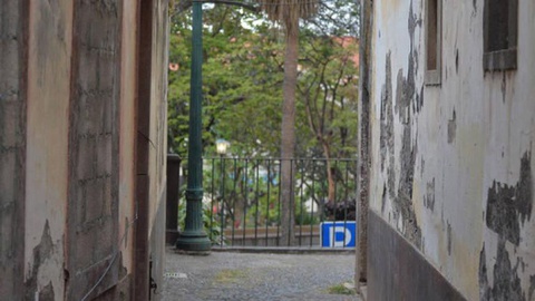 A detenção ocorreu no Jardim Municipal do Funchal, na baixa da cidade.