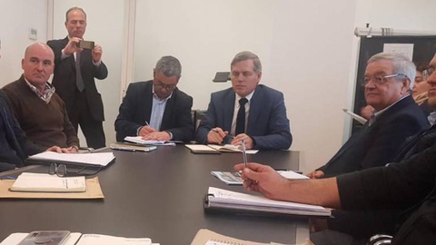 José Ornelas (à esquerda), um dos industriais da pesca – IlhaPeixe – que esta manhã participou na reunião com o secretário regional de Mar e Pescas, Teófilo Cunha, e o director regional de Pescas, Rui Fernandes.