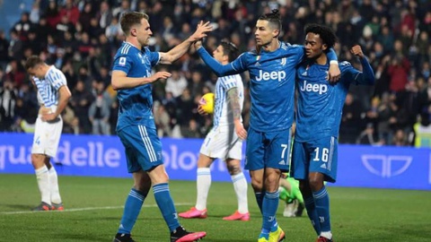 Ronaldo, ao centro, celebra o seu golo com os colegas de equipa. Foto EPA/ELISABETTA BARACCHI