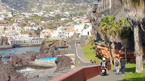 Na Madeira há de tudo: passeios, ciclovias e agora... ciclomotos?! A imagem e a observação são do leitor D.O., que deixa este alerta, sobretudo aos peões dos passeios públicos como este.